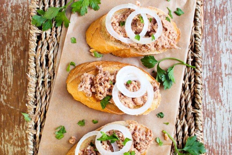 Бутерброды с тунцом, яйцом и маринованным луком