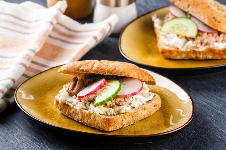 Бутерброды с тунцом, яйцами и редиской