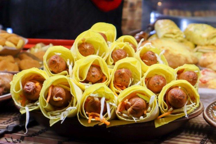 Сосиски в лаваше с корейской морковью
