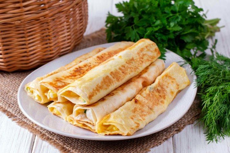 Сосиски в лаваше с картофельным пюре
