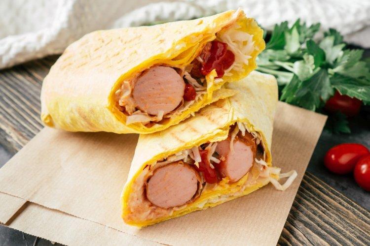 Сосиски в лаваше с капустой и огурцами