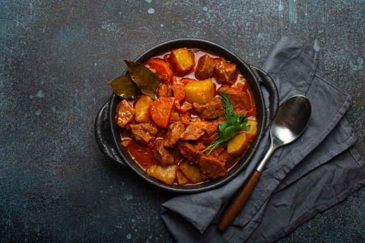 Свиная шея, тушенная с картошкой
