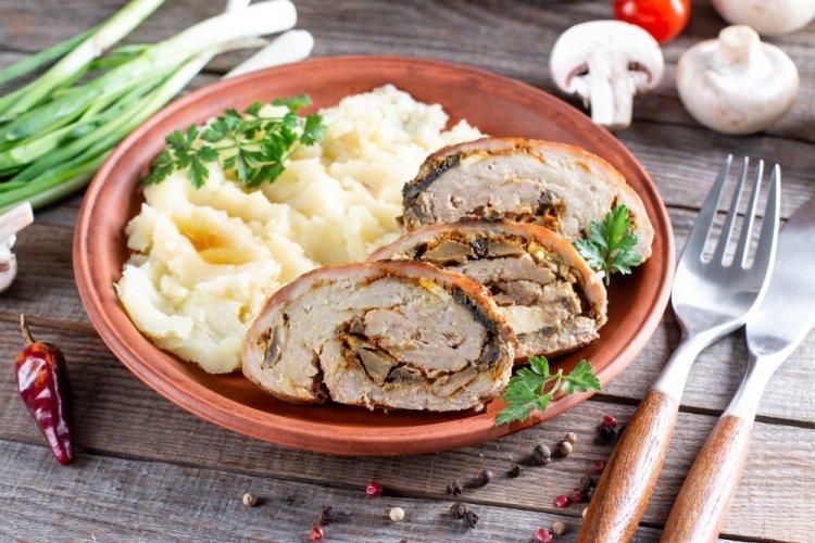 Мясной рулет из свиной шеи с грибами и ананасами