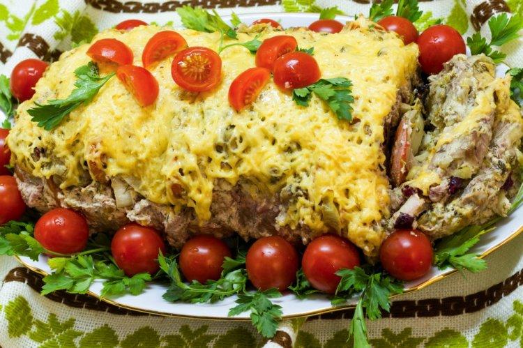 Запеченная свиная шея с грибами и сыром в духовке
