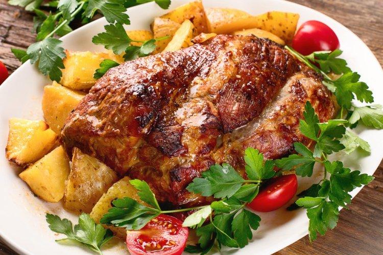 Свиная шея, запеченная с овощами в духовке