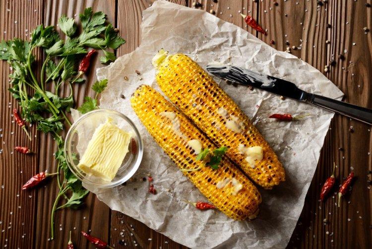 Кукуруза со сливочным маслом на мангале
