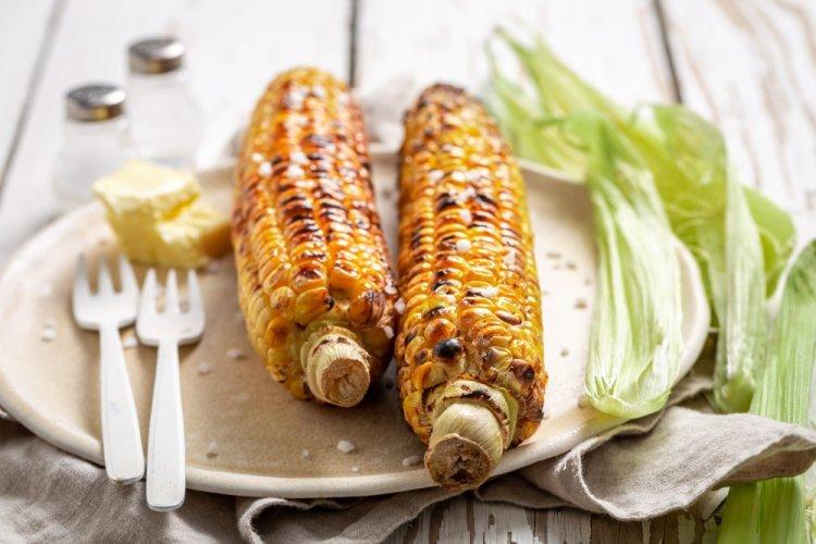 Кукуруза, жаренная с чесноком на мангале