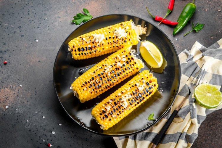 Кукуруза с лимоном на мангале
