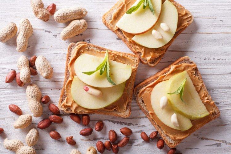 Бутерброды с арахисовой пастой и яблоком