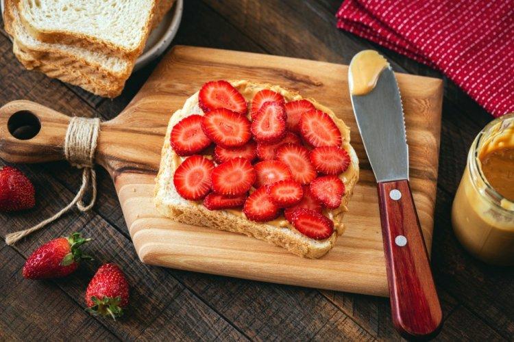 Бутерброды с клубникой и арахисовой пастой