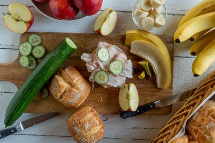 Бутерброды с арахисовой пастой, курицей и огурцом