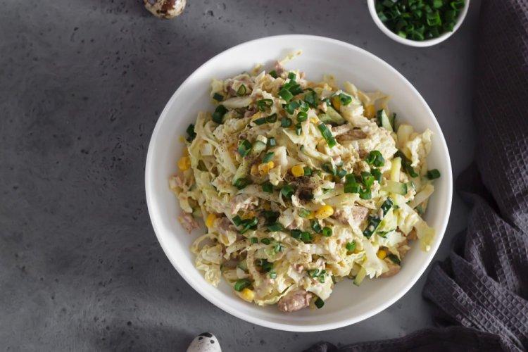 Салат с пекинской капустой, копченой курицей и сухариками