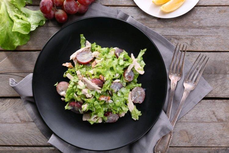 Салат с копченой курицей и виноградом
