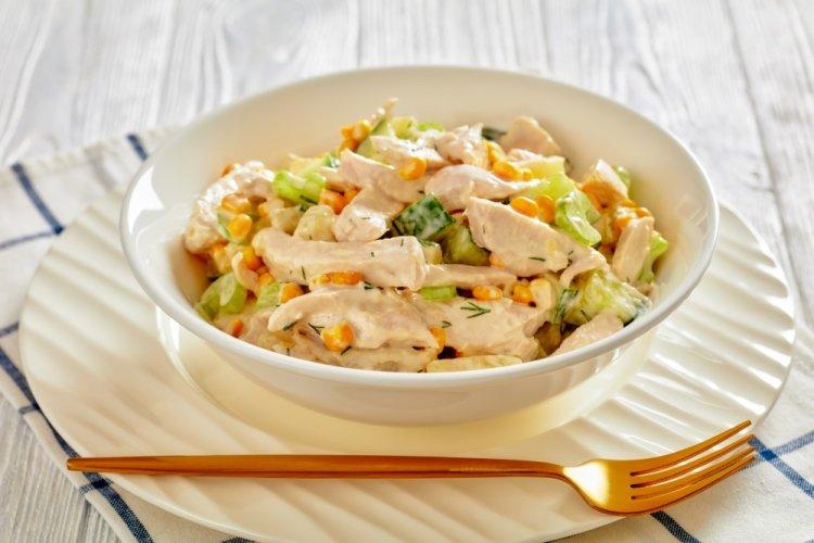 Салат с копченой курицей, огурцами и кукурузой