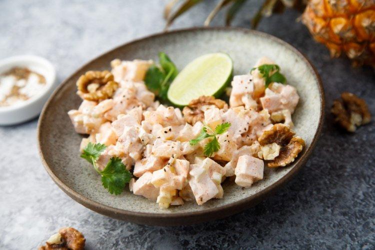 Салат с копченой курицей, ананасами и грецкими орехами