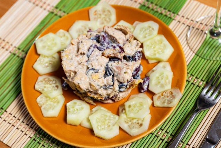 Салат с фасолью, копченой курицей и маринованными огурцами