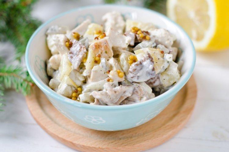 Салат с копченой курицей и маринованными шампиньонами