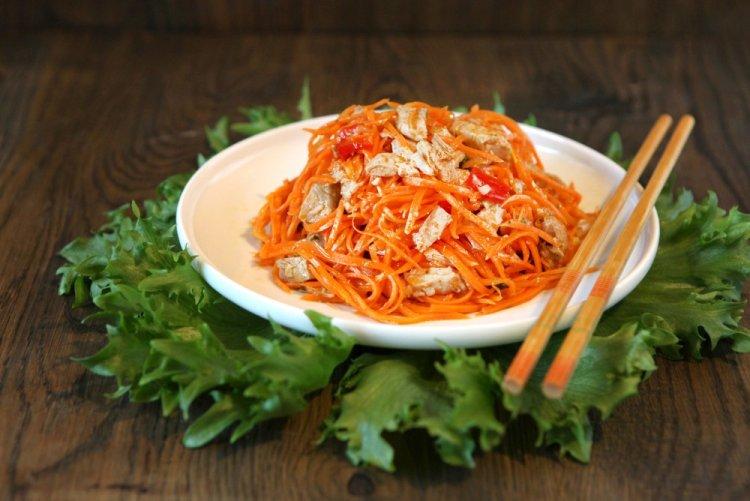 Салат с копченой курицей, корейской морковью и болгарским перцем