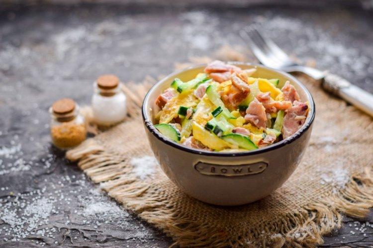 Салат с крабовыми палочками, копченой курицей и кукурузой