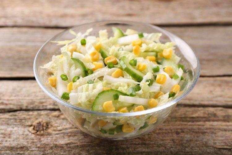 Салат с пекинской капустой, огурцом и кукурузой