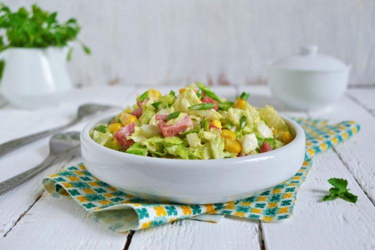 Салат с пекинской капустой, ветчиной и сыром
