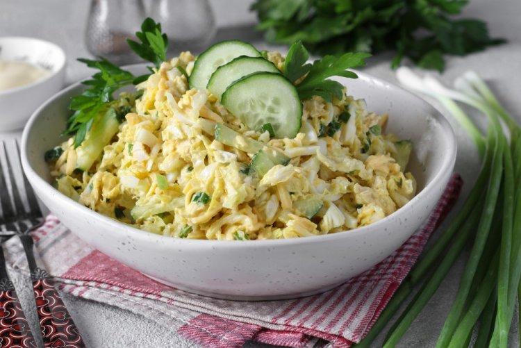 Салат с копченой курицей, пекинской капустой и огурцом