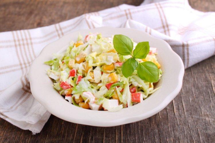 Салат из пекинской капусты с крабовыми палочками и кукурузой