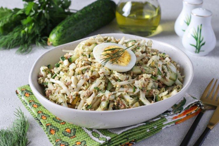 Салат с тунцом, пекинской капустой и огурцом