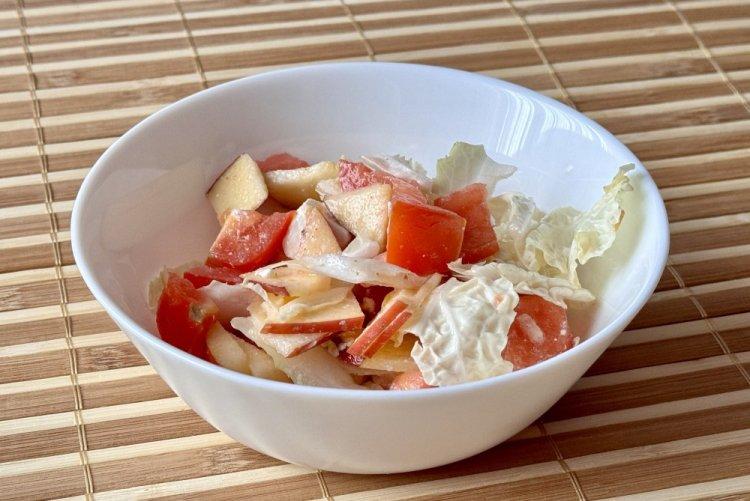 Салат из пекинской капусты с яблоком, сыром и грецкими орехами