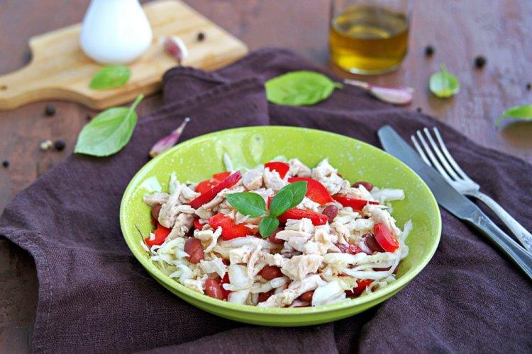 Салат с пекинской капустой, фасолью и болгарским перцем