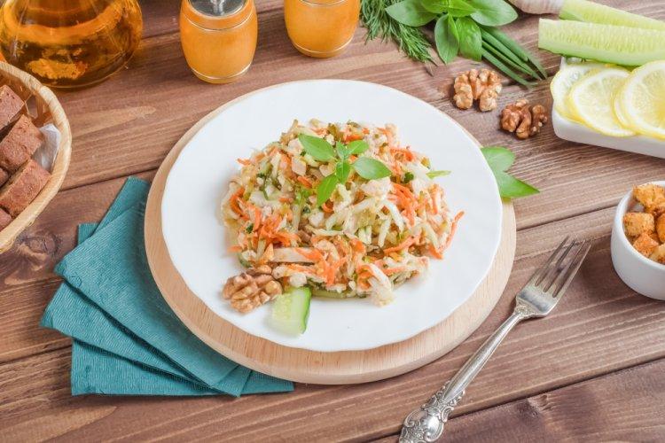 Салат из пекинской капусты с корейской морковью и колбасой