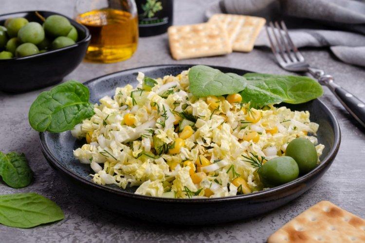 Салат с пекинской капустой, авокадо и кукурузой