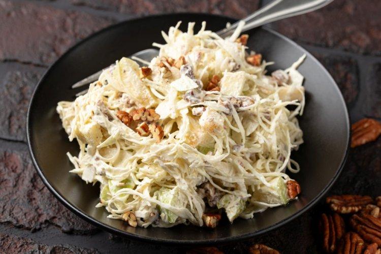 Салат с капустой, яблоком и виноградом