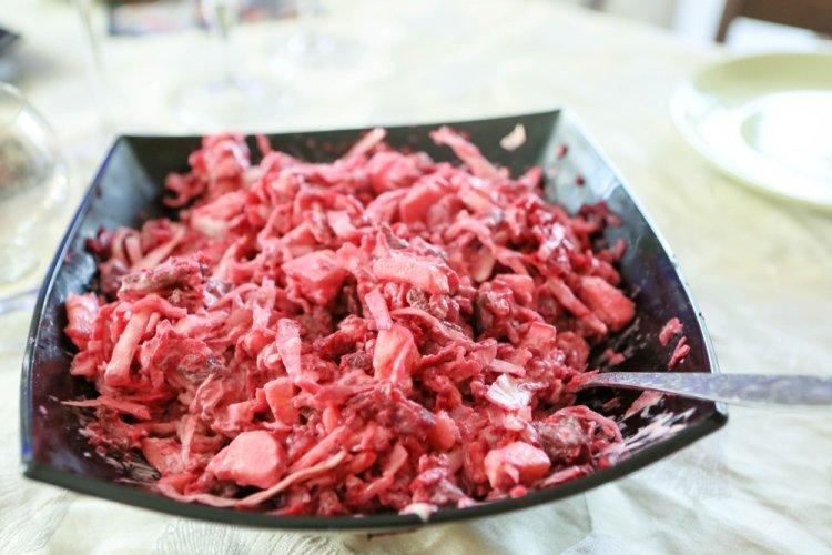 Салат из свежей капусты с яблоком и хреном