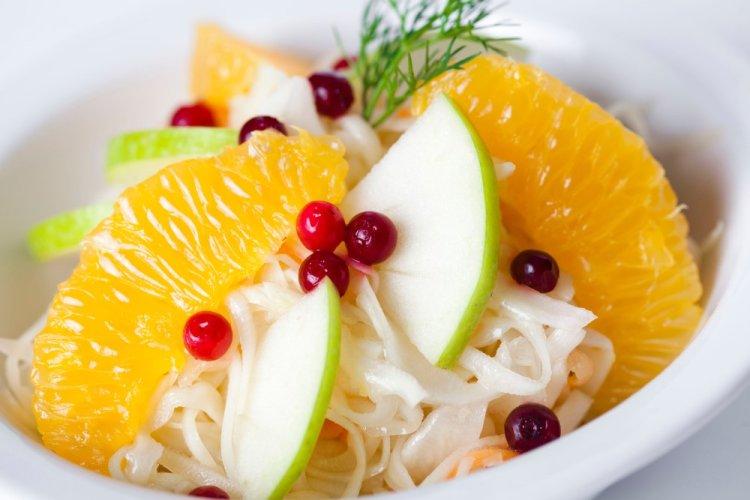 Салат с капустой, апельсином и яблоком