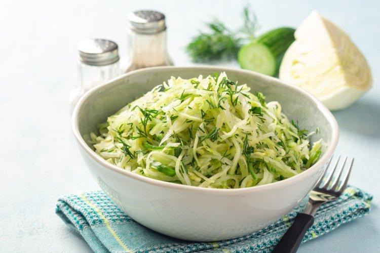Салат с капустой, огурцом и яблоком
