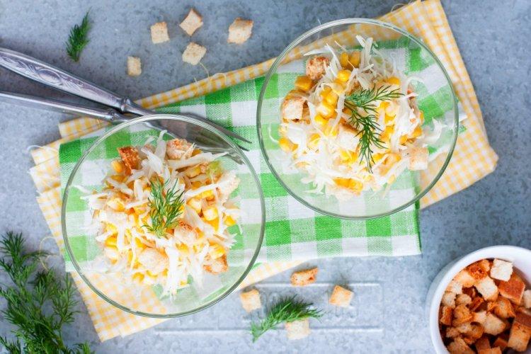 Салат из капусты с яблоком и кукурузой
