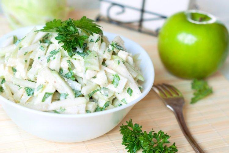 Салат из свежей капусты с яблоком и сельдереем