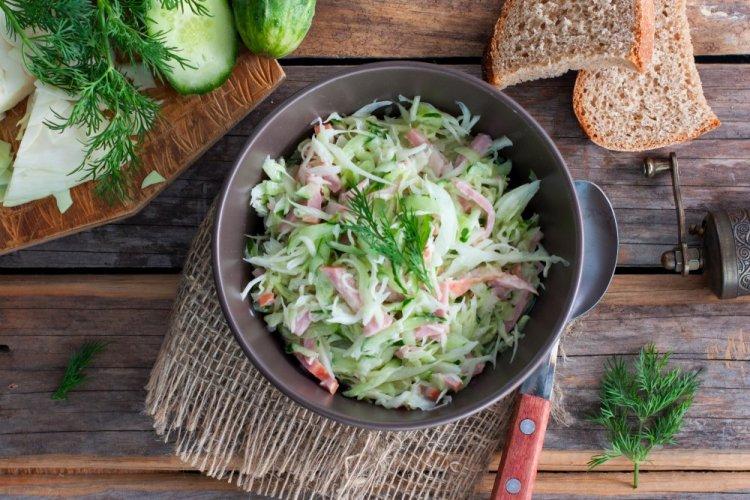 Салат с капустой, ветчиной и яблоком