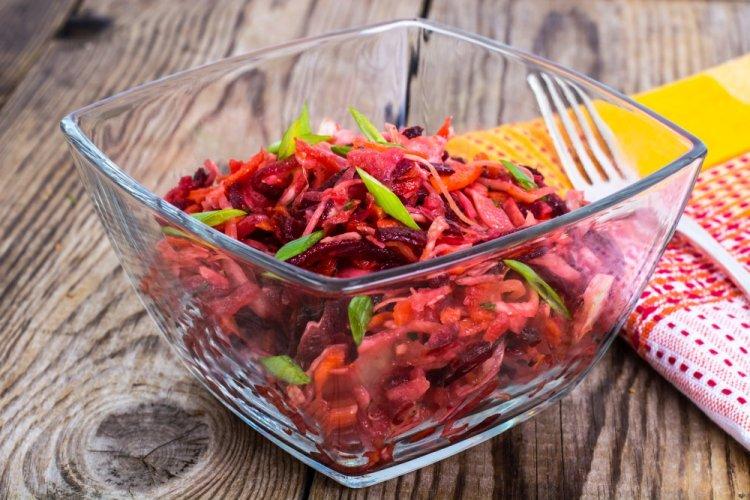 Салат из свежей капусты с яблоком и свеклой
