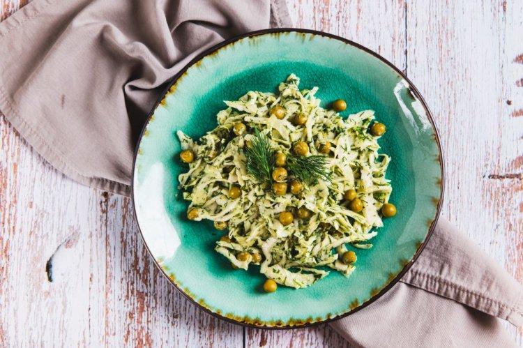 Салат с капустой, яблоком и зеленым горошком