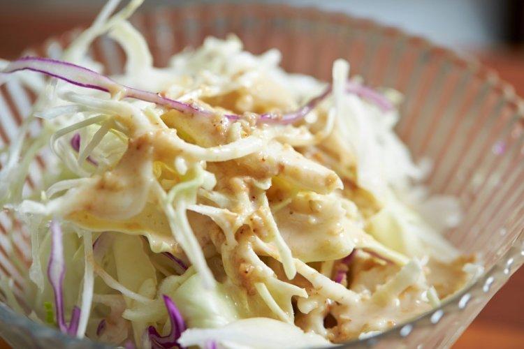 Салат с курицей, капустой и яблоком