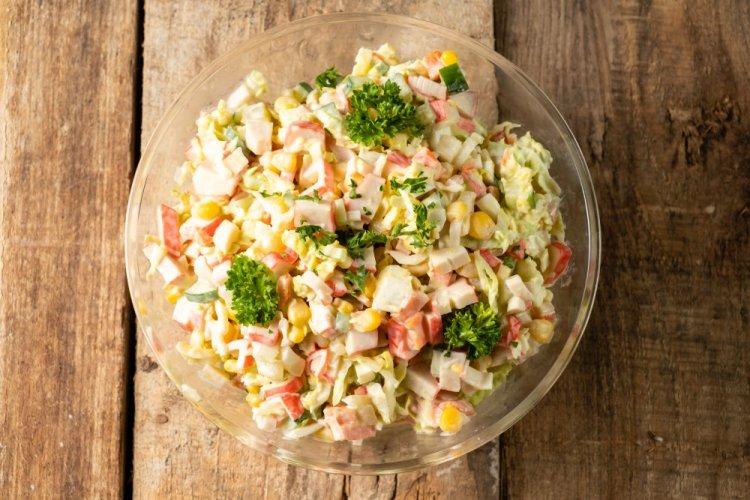 Салат с капустой, крабовыми палочками и яблоком
