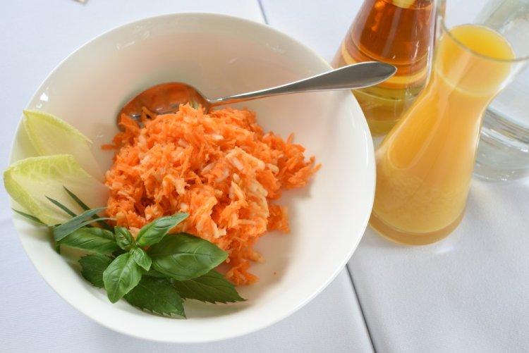 Салат из моркови и яблока с сахаром