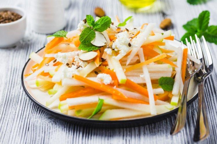 Салат из моркови и яблока с творогом