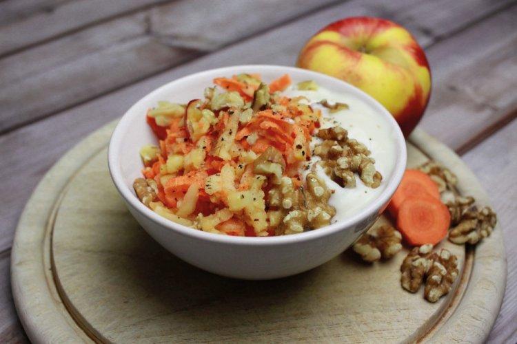 Салат из моркови с яблоком, грецкими орехами и изюмом
