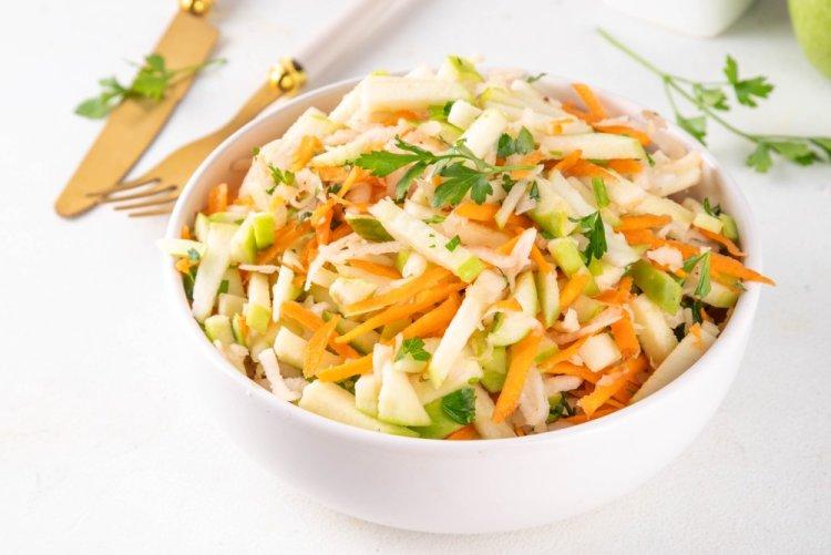 Салат из моркови, яблока и огурца