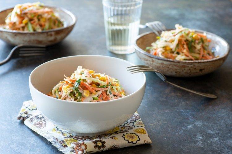 Салат из моркови, яблока и консервированной кукурузы