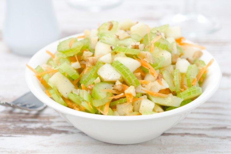 Салат из моркови и яблока с сельдереем