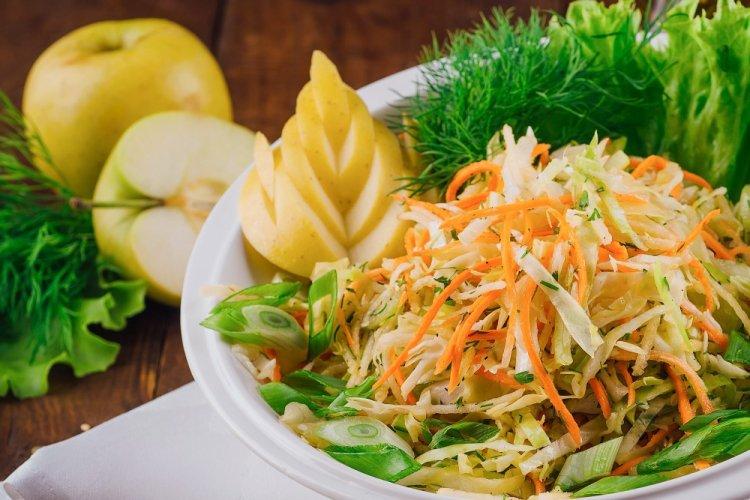 Салат из моркови с яблоком и капустой